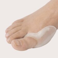 El pie de una persona con un protector para juanetes.