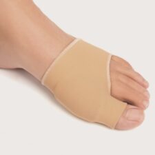 El pie de una persona con un protector de juanetes recubierto.