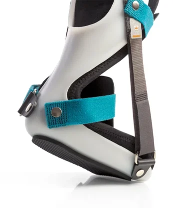 Ortesis pediátrica de tobillo y pie (AFO) gris y azul sobre fondo blanco.