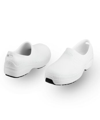 Un par de zuecos WOCK Securlite sobre una superficie blanca.