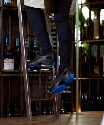 Une personne au-dessus d'un Socas WOCK Everlite Plus dans une cave à vin.