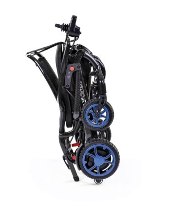 Silla de ruedas eléctrica Q50r Carbon negra y azul sobre fondo blanco.