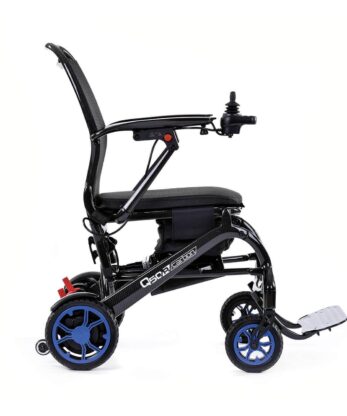Una silla de ruedas eléctrica de carbono Q50r sobre fondo blanco.
