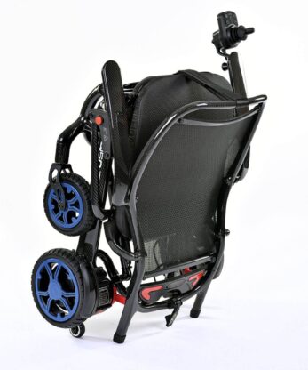 Silla de ruedas eléctrica Q50r Carbon negra y azul sobre fondo blanco.