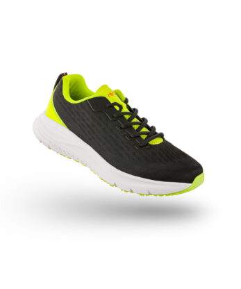 Un ActionPro negro y amarillo neón con suela blanca está suspendido en el aire sobre un fondo blanco.