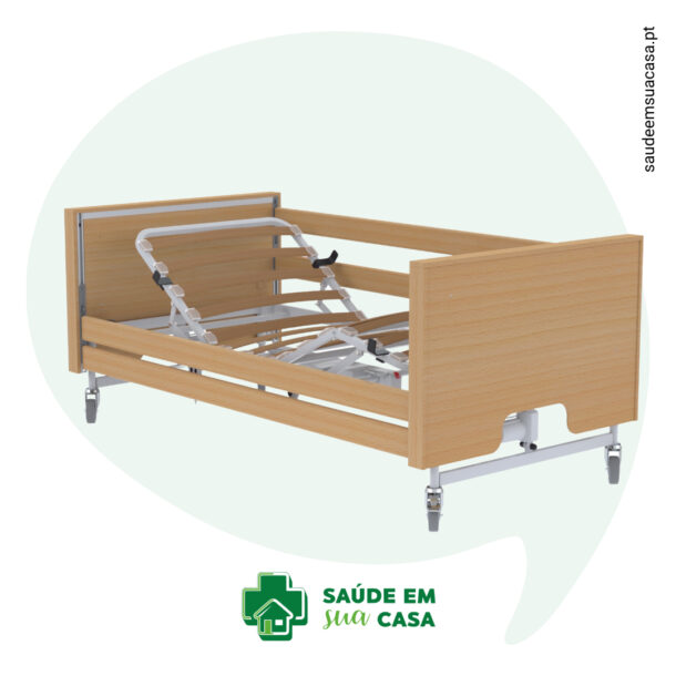 A **Cama Articulada Elétrica Com Elevação Em H** com estrutura de madeira, seções ajustáveis para conforto do paciente e função elétrica elétrica. O design da cama articulada garante um suporte ideal. Um logotipo e o texto “SAÚDE EM SUA CASA” aparecem na parte inferior da imagem.