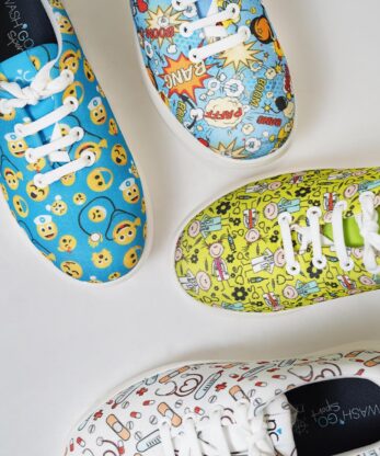 Três pares de tênis Wash’Go Sport Rubi, com designs coloridos e divertidos, semelhantes a desenhos animados, com cadarços brancos, exibidos sobre um fundo simples.