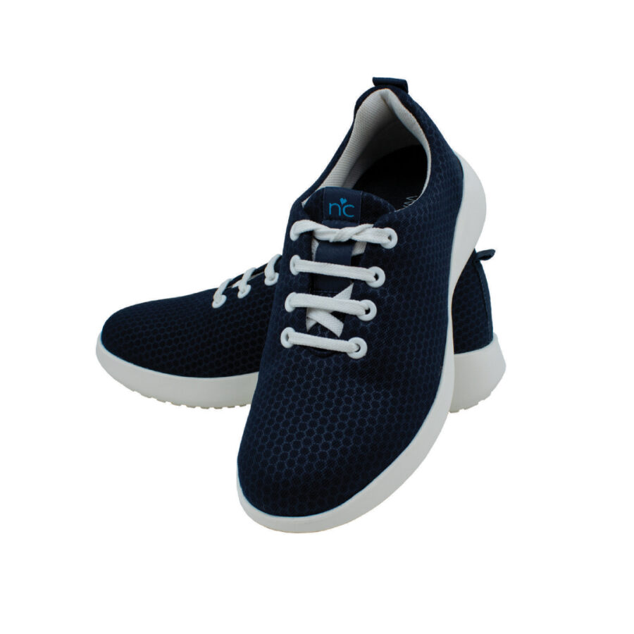 Paire de chaussures de sport bleues avec semelles et lacets blancs, sur fond blanc.