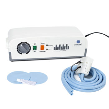 Un dispositivo médico blanco etiquetado como "cymat", con botones e interruptores de control, conectado a un tubo flexible azul y accesorios que incluyen dos almohadillas adhesivas redondas y un pequeño tubo de gel, funciona de forma similar al Colchón Tubular Antidecúbito Compressor con sus características de diseño únicas.
