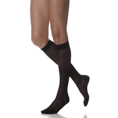 Una persona que lleva calcetines negros transparentes Lycra Rest Socks AD 140 DEN hasta la rodilla, confeccionados con Lycra para mayor comodidad, tiene el pie ligeramente levantado.