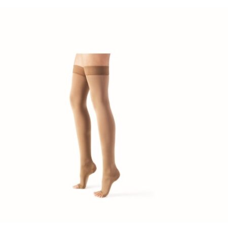 Une paire de jambes portant des chaussettes Lycra AG Rest avec 140 DEN toe cap jusqu'à la cuisse en beige sur un fond blanc uni.