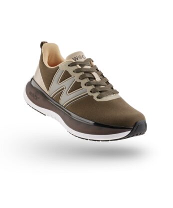 Une seule chaussure de sport vert olive et beige avec une semelle épaisse, une fermeture à lacets et le logo Astropro sur la languette et le côté, incarnant le style d'une chaussure de sport décontractée.