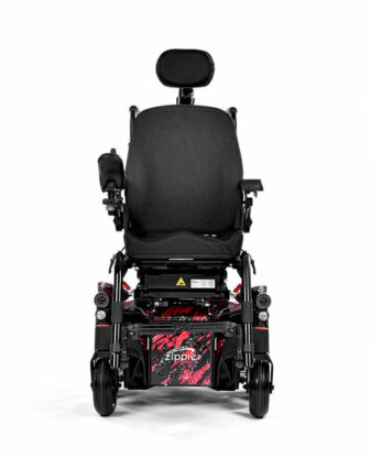 A Cadeira de Rodas Elétrica Q300 M Mini Kids é uma cadeira de rodas motorizada que apresenta um design elegante de painel frontal preto e vermelho. Inclui um encosto de malha, apoio de cabeça e painel de controle intuitivo no apoio de braço direito, unindo estilo com funcionalidade para atender a todos os usuários.