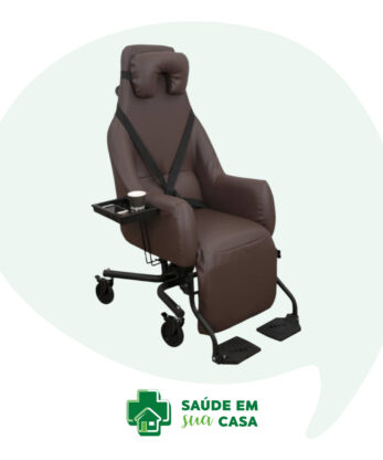 El Sillón de Transporte Manual Antiarañazos es un sillón reclinable de color marrón con reposacabezas, portavasos, reposapiés, ruedas, reposabrazos, cinturón de seguridad, diseño antiarañazos y un logotipo con el sitio web "saudeemsuacasa.pt".
