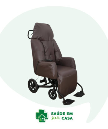 El Sillón de Transporte Eléctrico Antiescaras es una silla de ruedas reclinable de color marrón con asientos, reposabrazos y reposapiés acolchados para un transporte cómodo. Tiene el logotipo de "Saúde em Sua Casa" en la parte inferior y el sitio web saudemsuacasa.pt en el lateral, perfecto para quienes necesitan un apoyo adicional.