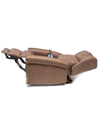 Em posição estendida, o Sofá Elétrico Evoluxion Evosofy Mediterranio exibe com elegância seus mecanismos de apoio para os pés e encosto. É uma mistura perfeita de conforto e estilo, isolada sobre um fundo branco.