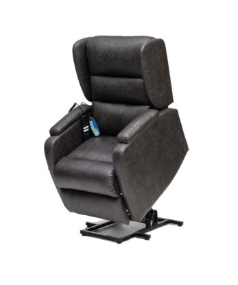 El sofá eléctrico Evoluxion Evosofy Pacific en negro cuenta con una base elevada, reposabrazos acolchados y un práctico panel de control para realizar ajustes sin esfuerzo.