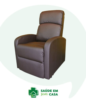 El sofá Primo Confort Relax, un sillón reclinable de piel marrón con respaldo alto, se presenta sobre un fondo circular verde claro con el logotipo y el texto "SALUD EN TU CASA" en la parte inferior.