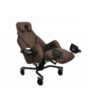 O Cadeirão de Transporte Antiescaras Manual é uma cadeira reclinável marrom com apoio para os pés e porta-copos, construída sobre uma base de metal resistente com rodas para fácil mobilidade. Ideal para quem prioriza conforto e movimento.