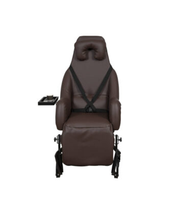 O Cadeirão de Transporte Antiescaras Manual é uma cadeira reclinável marrom com porta-copos lateral, apoio de cabeça acolchoado e fivela de assento, ideal para necessidades antiescaras ou como cadeira de transporte.