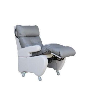 El Sofá Relax Eléctrico Antracita, en gris antracita y blanco, presenta un diseño de sillón reclinable con cojín, reposabrazos y ruedas en la base para el máximo confort.