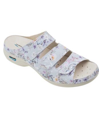 La Wash'Go Valetta 3-Strap Slipper es una sandalia transparente de puntera abierta con estampado floral, tres tiras de velcro ajustables y tacón bajo acolchado.