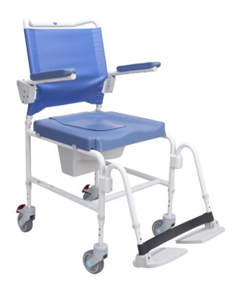 La Silla de WC Adriatic es una silla rodante azul y blanca con brazos, pies y asiento extraíble, diseñada para facilitar la movilidad y el apoyo durante los viajes al baño.