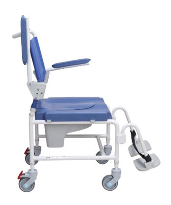 Vista lateral de la silla de inodoro Adriatic, una silla de inodoro azul y blanca con ruedas, asiento acolchado, reposabrazos, reposapiés y un cubo extraíble debajo.