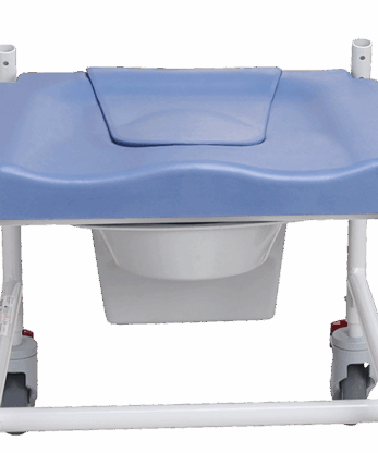 La silla inodoro Adriatic es una silla inodoro móvil con asiento de plástico azul, cubierta extraíble, contenedor de residuos debajo y cuatro ruedas.