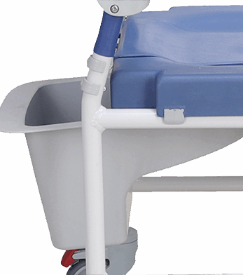 Un vistazo más de cerca a la Silla de Baño Adriatic muestra su diseño en blanco y azul, con reposabrazos, un cómodo asiento, un cubo de basura incorporado y una base con ruedas para facilitar su movilidad.