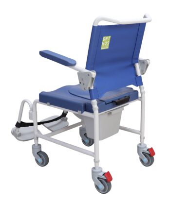 La silla de WC Adriatic es una silla de WC azul y blanca con ruedas, reposabrazos, cubeta extraíble y reposapiés, diseñada para favorecer la movilidad y la higiene del paciente.