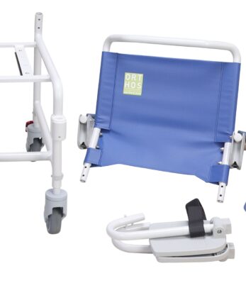 La silla de baño Adriatic se presenta desmontada, con asiento azul, armazón blanco, reposabrazos y cubeta extraíble, todo sobre fondo blanco.