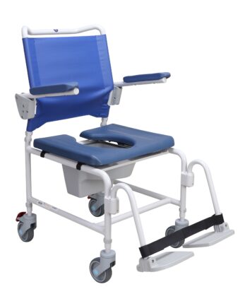 La silla de baño Adriatic es una silla móvil azul y blanca con reposabrazos, reposapiés, ruedas y asiento abierto para asistencia en el baño.