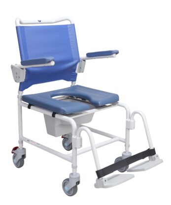 La silla de baño Adriatic es una silla de ruedas azul y blanca con brazos, reposapiés y un cubo extraíble bajo el asiento.