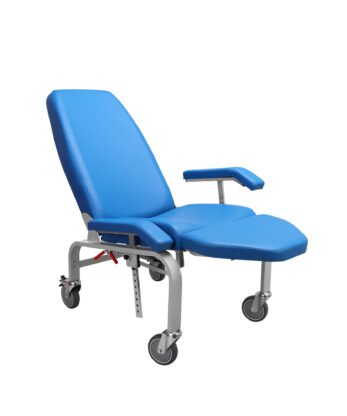 Cadeira médica reclinável azul com encosto ajustável, assento e apoios de braços almofadados e quatro rodas sobre fundo branco.